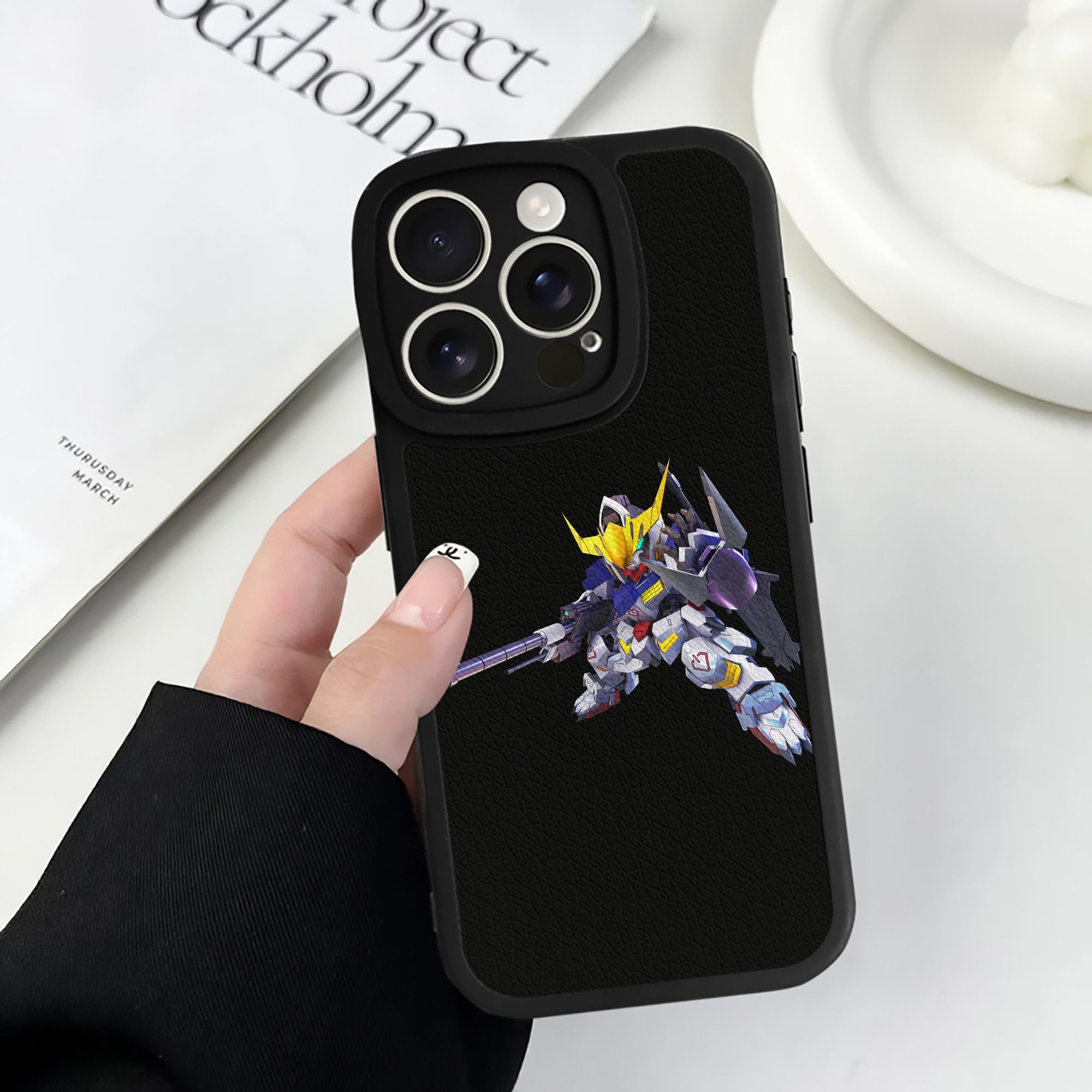 （画像用） 機動戦士ガンダム Mobile Suit Gundam 【iPhone 16シリーズ対応】シリコンスマホケース（レザー調） 材質：シリコン